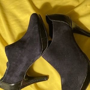 Nice pair of ladies size 51/2 shoes